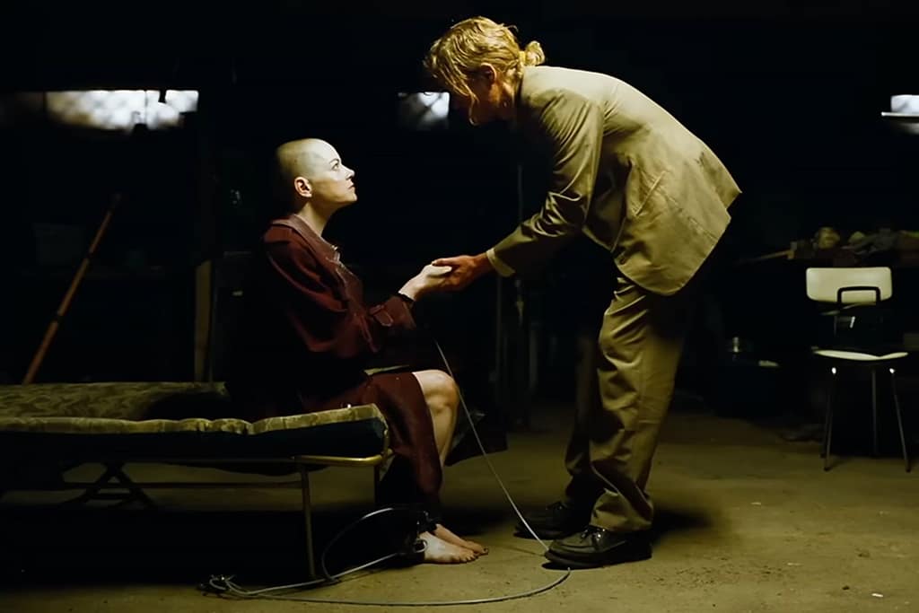 إيماستون وجيسي بليمنز في فيلم bugonia