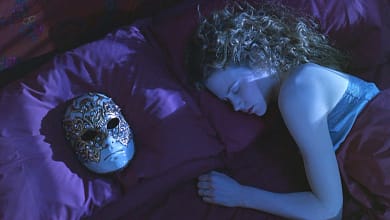 عيون مغلقة على اتساعها