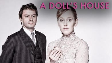 ملصق مسرحية بيت الدمية يظهر البطلة نورا هيلمر بملابس كلاسيكية تعبر عن القرن التاسع عشر