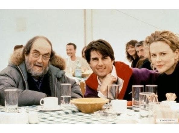 عيون مغلقة على اتساعها